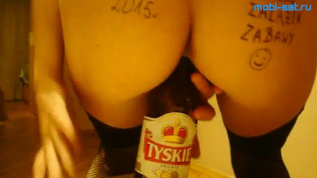 Поляк посадил украинскую хохлушку жопой на бутылку с пива 